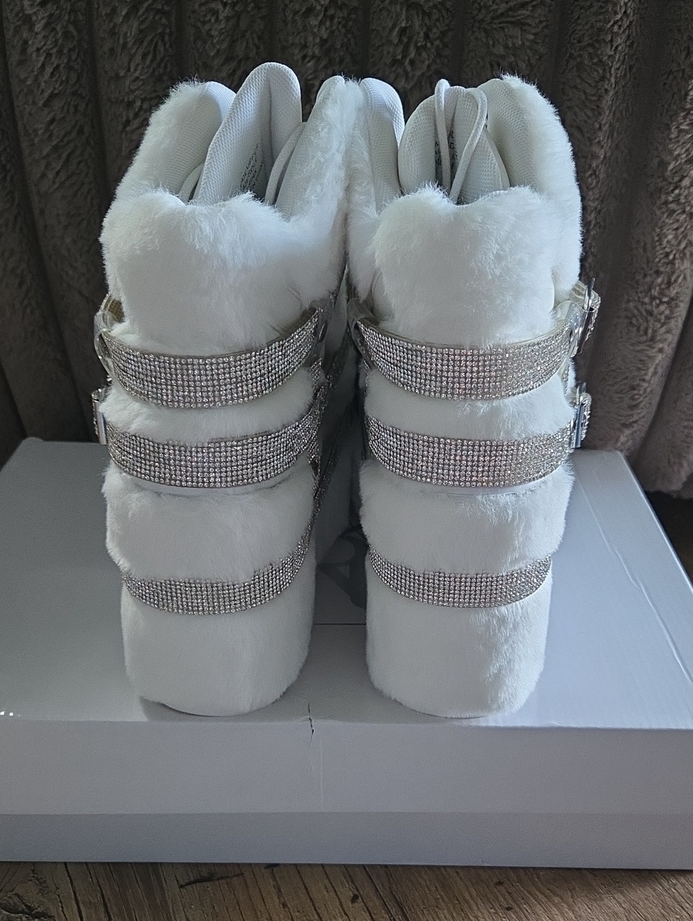 YRU | Qozmo Bondage Bling Fur - White - Picture 4 of 9